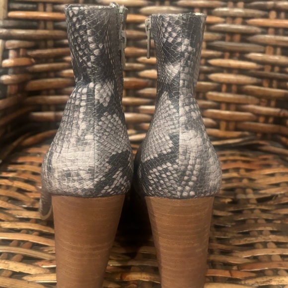 Carlos Santana Snake Print Ankle Boots - Gray and Black in size 7 - Picture 3 of 15